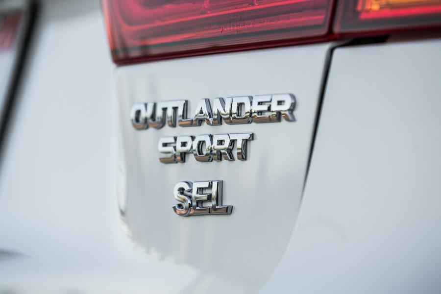 Логотип Mitsubishi Outlander Sport SEL 2017 года  (фото 13 из 15)